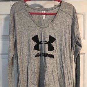 Under Armour scoop neck large sleeve shirt